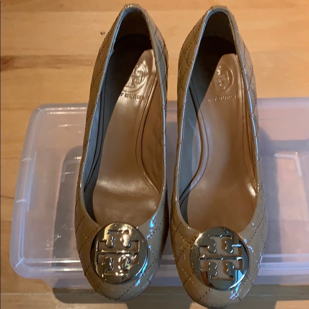 Tory Burch Quilted Patent Leather Tan size 8